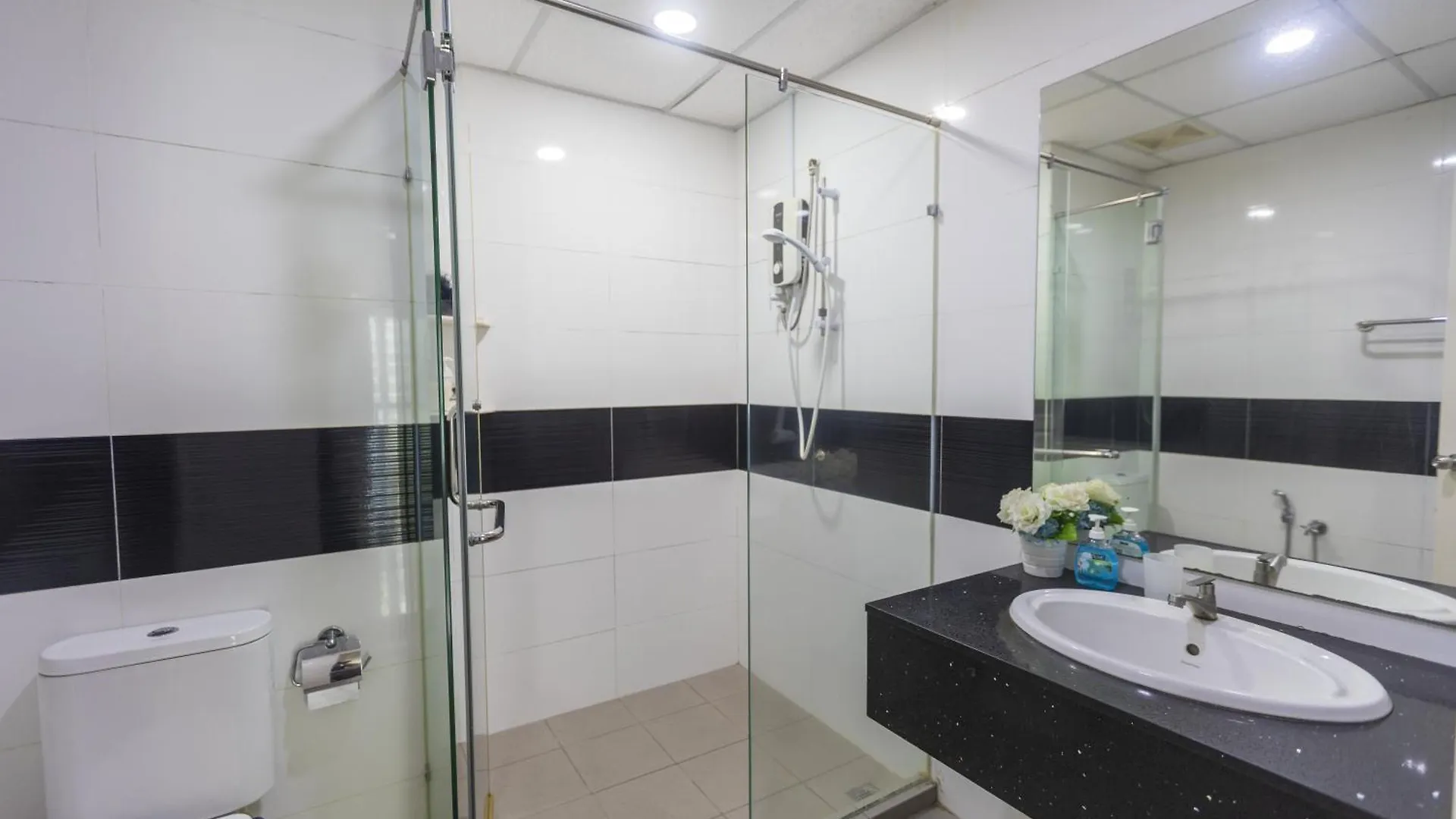 Sky Suites George Town 0*,  Malaysia